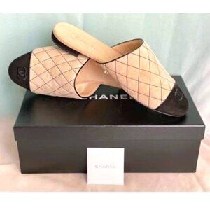 Chanel Mules, Suede quilted beige/black, CC logo, Size US 8.5